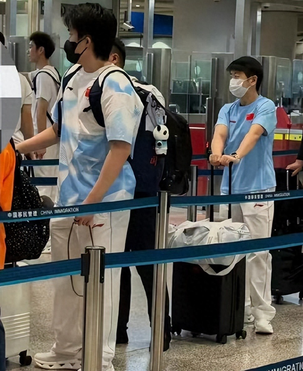 国乒出征亚运会，刚落地日本，荒谬一幕出现，难怪多国奥委会批评